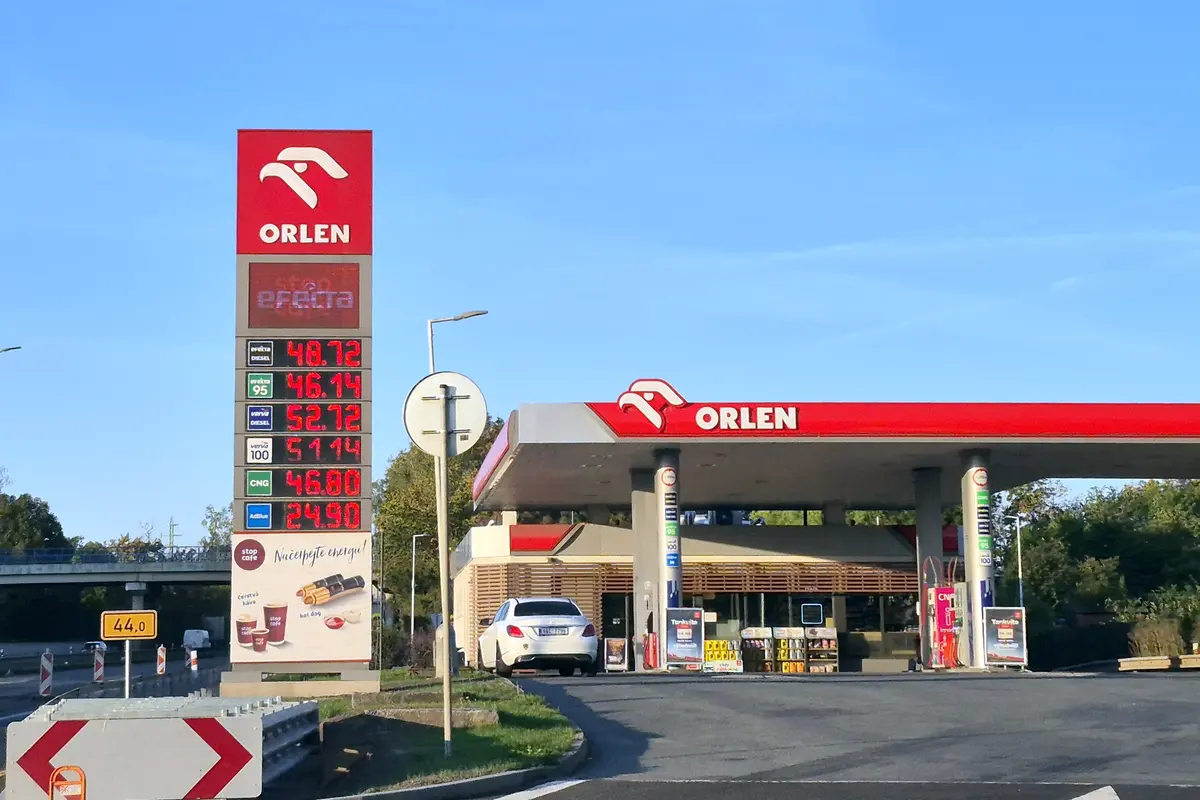 Vláda v pondělí rozhodne o pokračování stropů na benzín a naftu. Ropa dál zdražuje