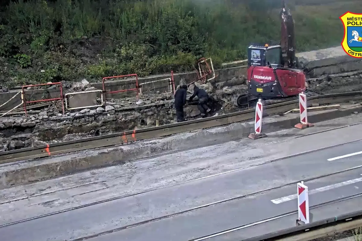 Řezali kabel, hlídali okolí. Jen netušili, že je celou dobu sleduje kamera