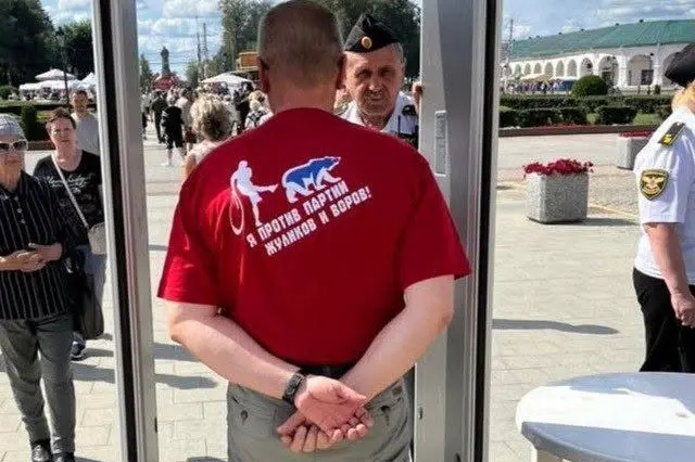Proti straně podvodníků a zlodějů. Rus dostal za „extremistický“ nápis pokutu