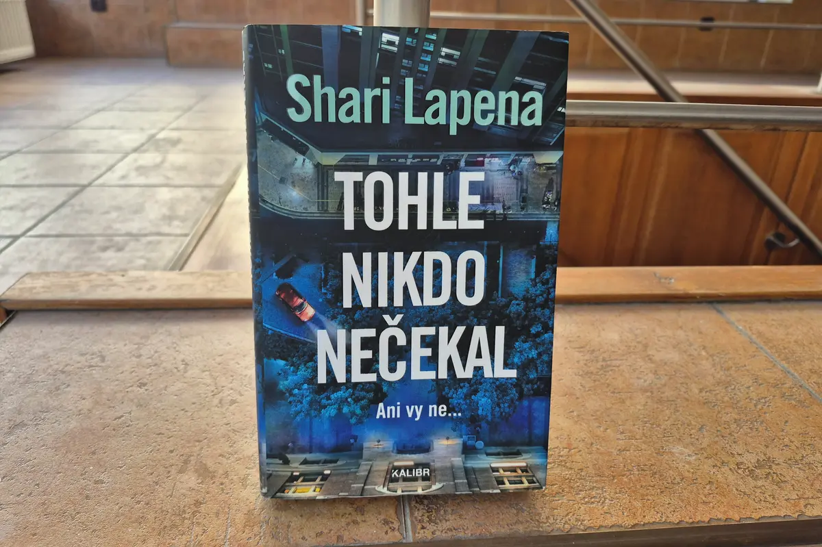 RECENZE: Shari Lapena neopouští své hřiště, ač je na něm těsno