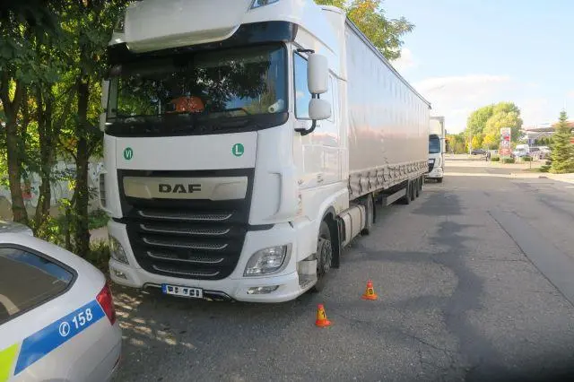 Cyklistka v Prostějově narazila do náhle otevřených dveří kamionu