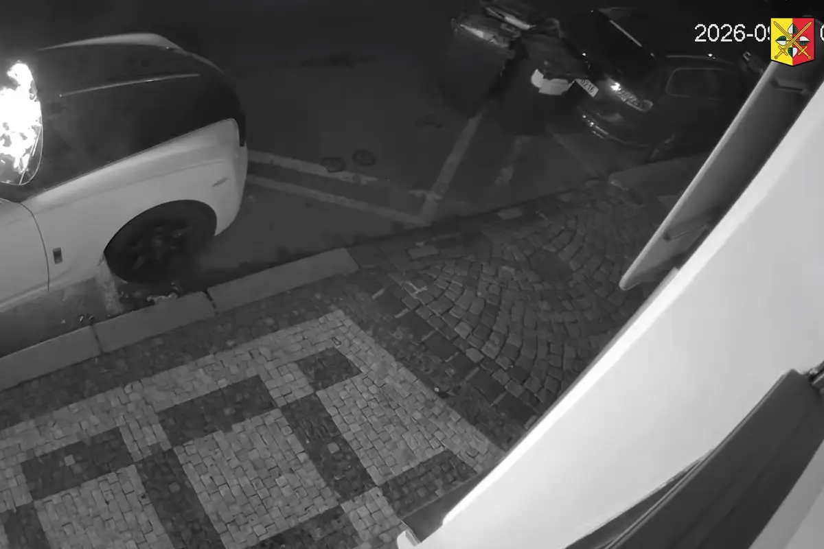 Na pražském Smíchově zapálil Rolls-Royce a způsobil škodu za více než milion. Policie po pachateli pátrá