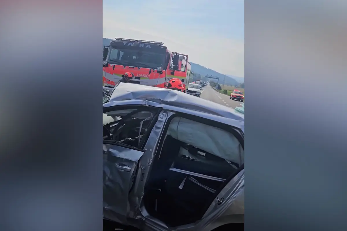 Senior ve fabii vyjížděl u Brna od benzínky a vjel přímo pod kola cisterny