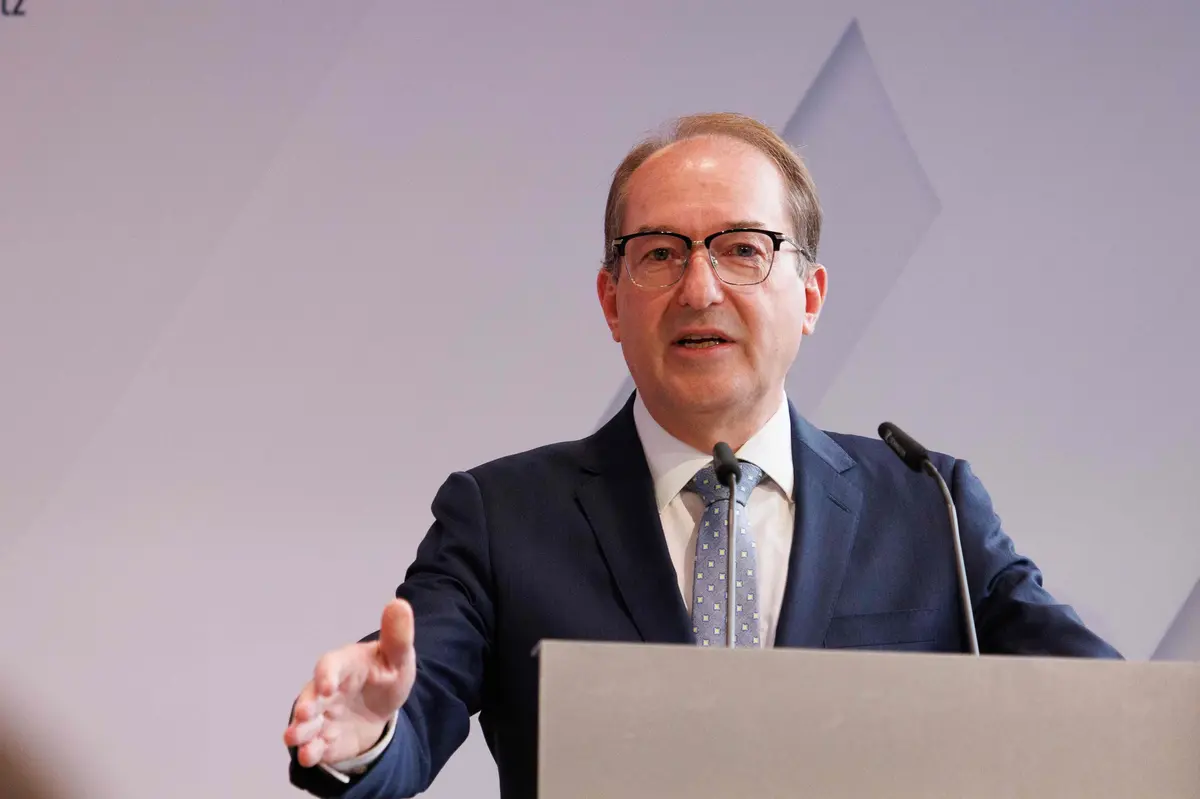 Čelíme dalekosáhlejší stínové válce než za studené války, prohlásil německý ministr