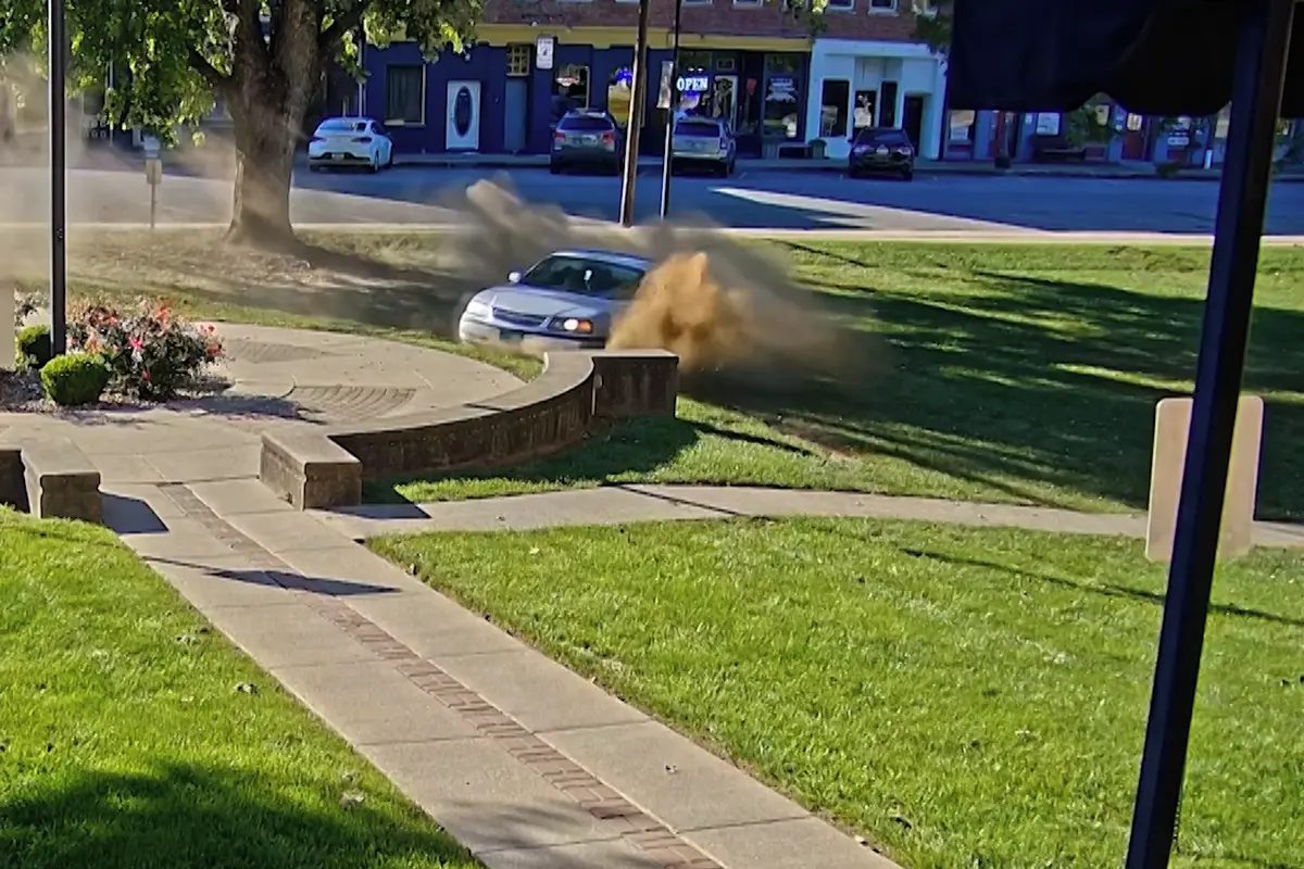Opilá americká seniorka driftovala s autem na trávníku u soudu, video je jako z Top Gearu