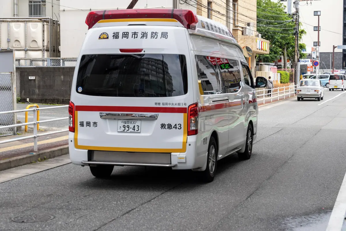 Sebevrah v Japonsku pádem z 11. patra zabil ženu, sám přežil. Otec oběti žádá obvinění z vraždy