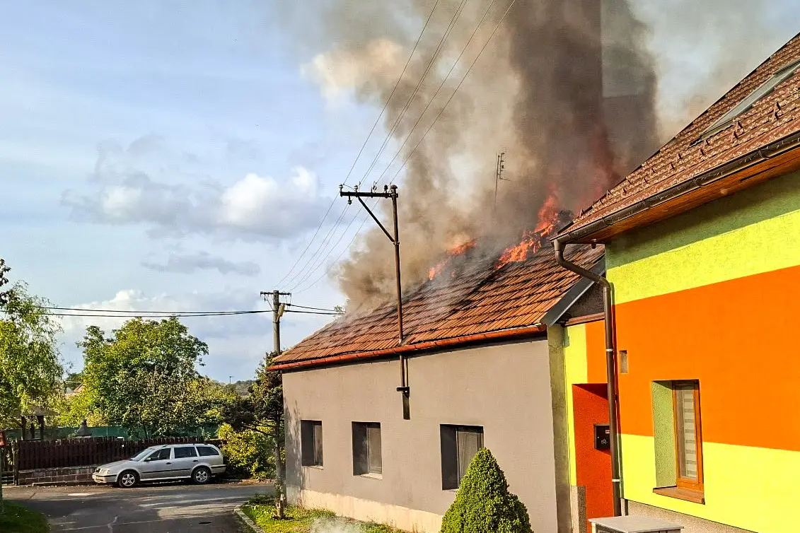 Oheň na Přerovsku zlikvidoval střechu rodinného domu
