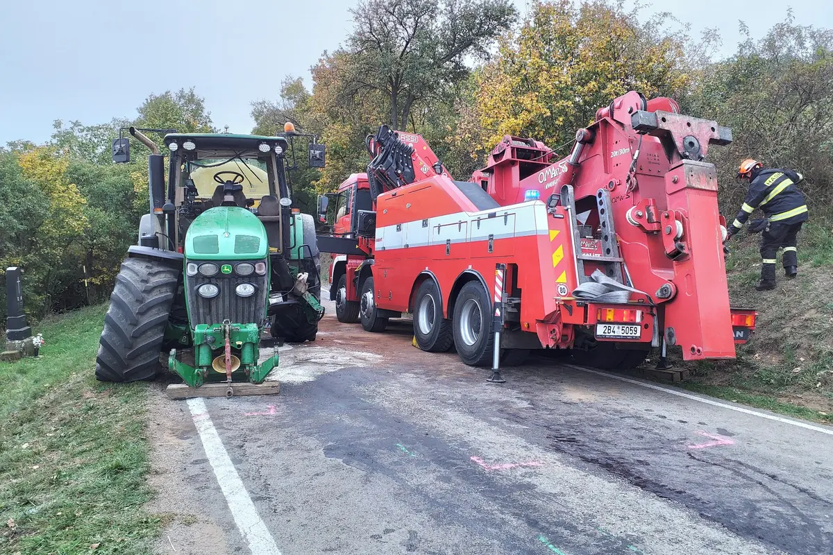 Cybertruck na Blanensku předjížděl v zatáčce a srazil se s traktorem. Škoda jde do milionů