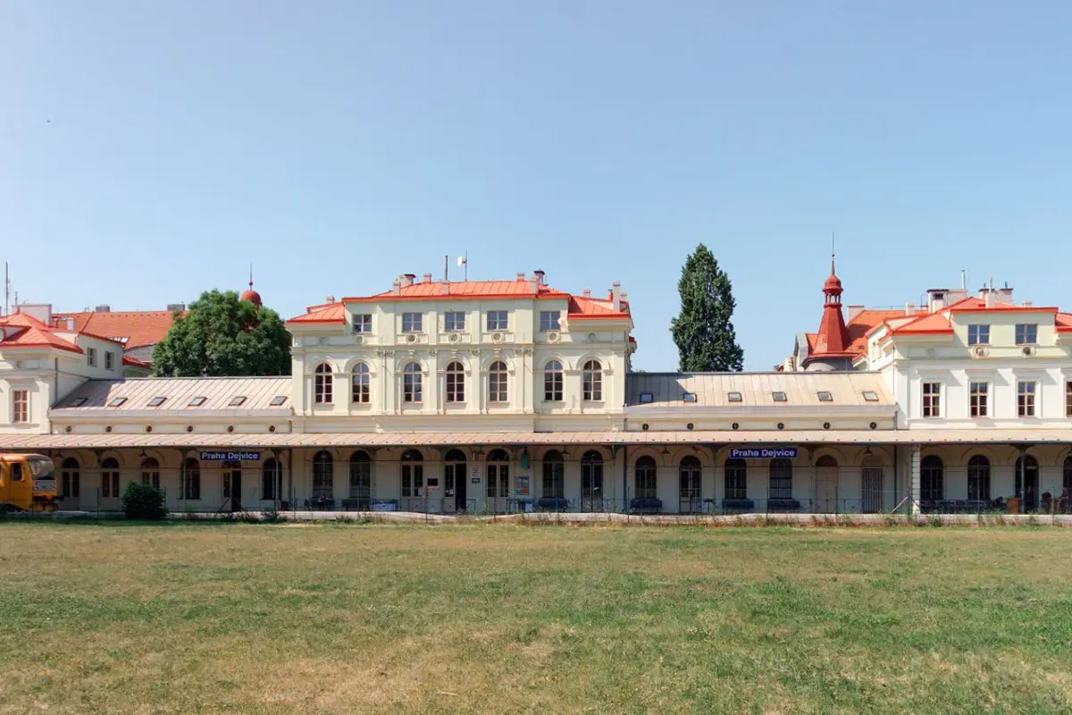 Dívka v Praze vběhla pod vlak