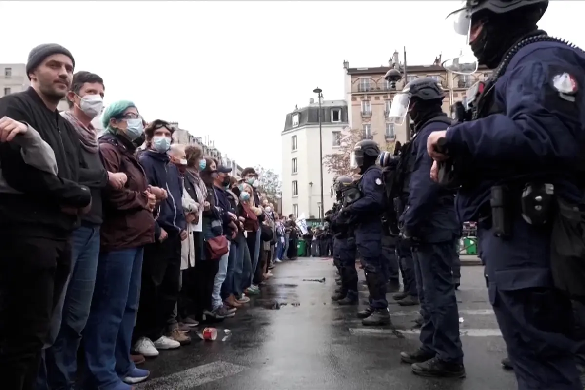 Učitelé v Paříži vytvořili lidský řetěz, aby chránili protestující studenty před policií