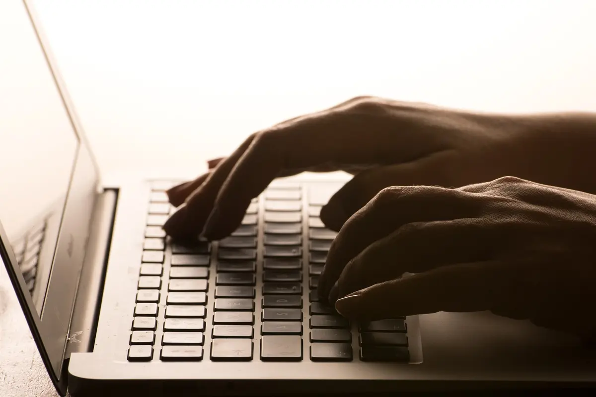 Na internetu rapidně přibývá dětských pornografických materiálů vytvořených AI