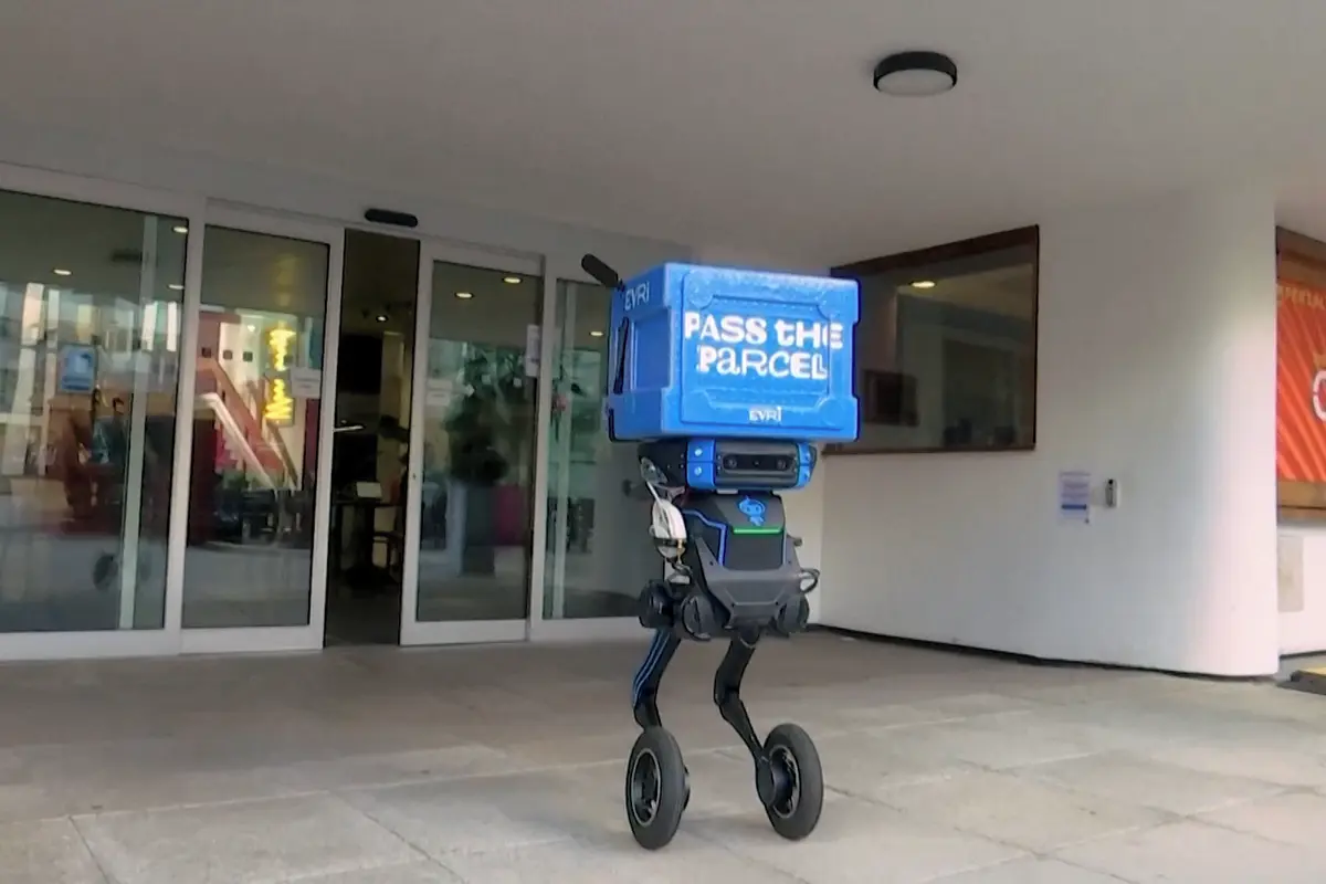 Má dvě nohy i kola. V Anglii testují unikátního robotického kurýra