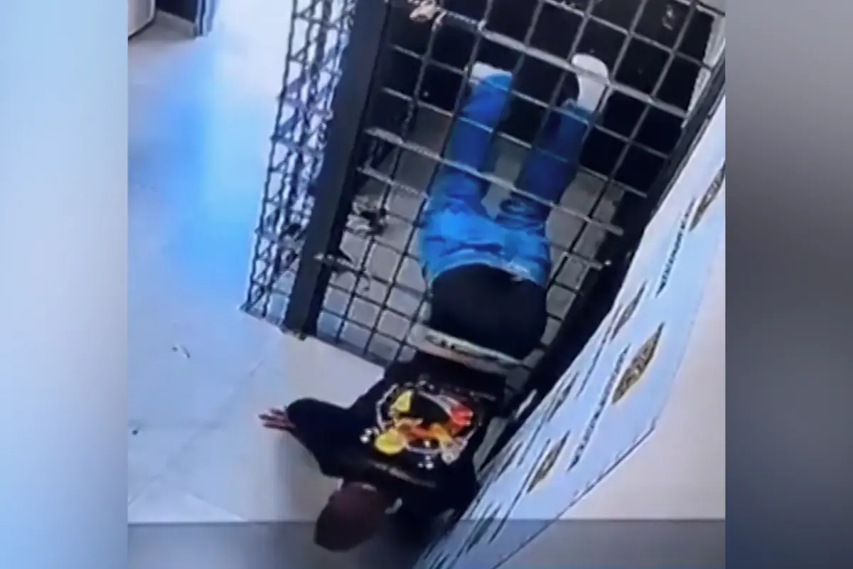 Zadržený se protáhl z cely otvorem na jídlo. Netrvalo to ani minutu, ukázala kamera
