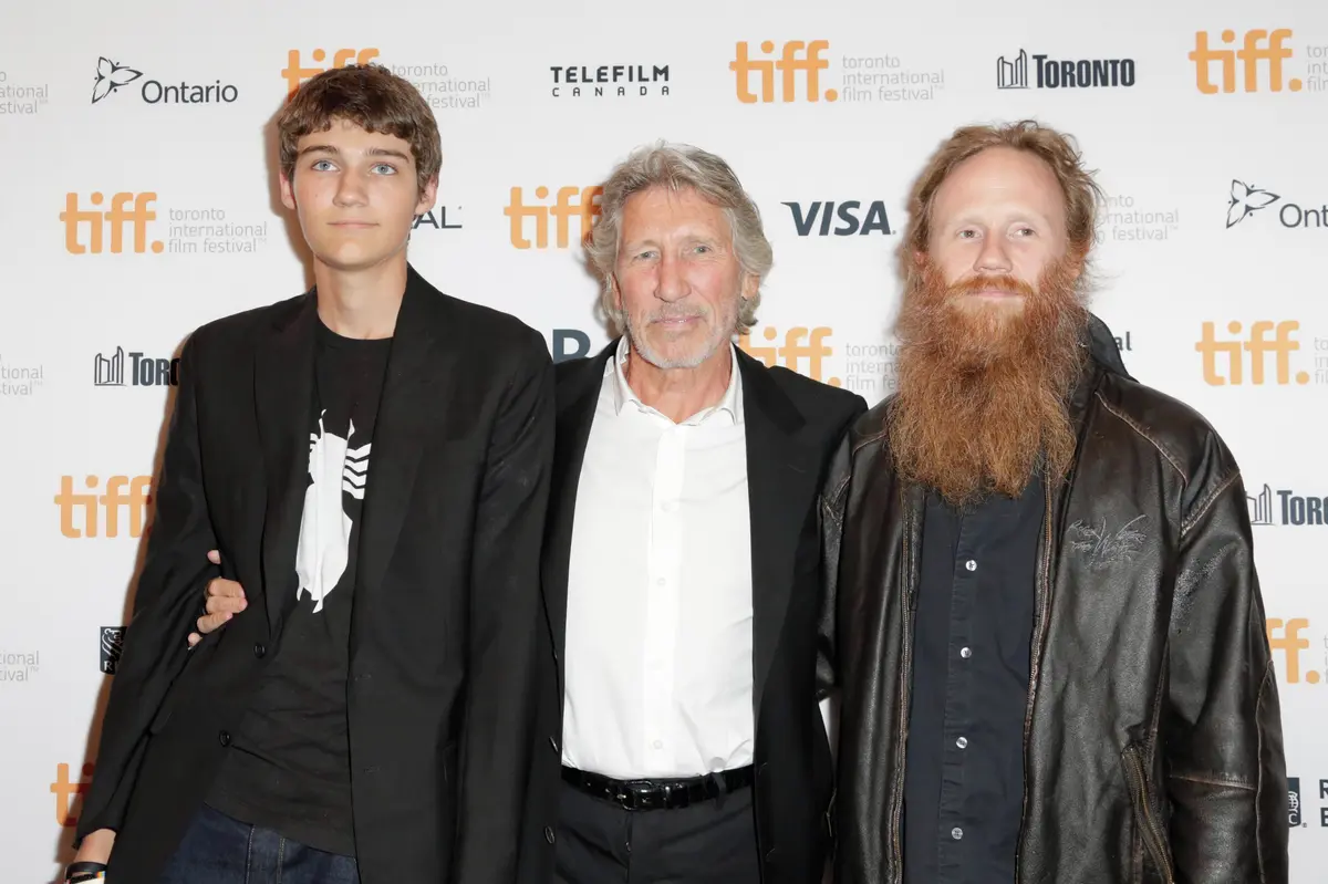 Roger Waters vyšle svého syna s kapelou zpívat a hrát písně Pink Floyd