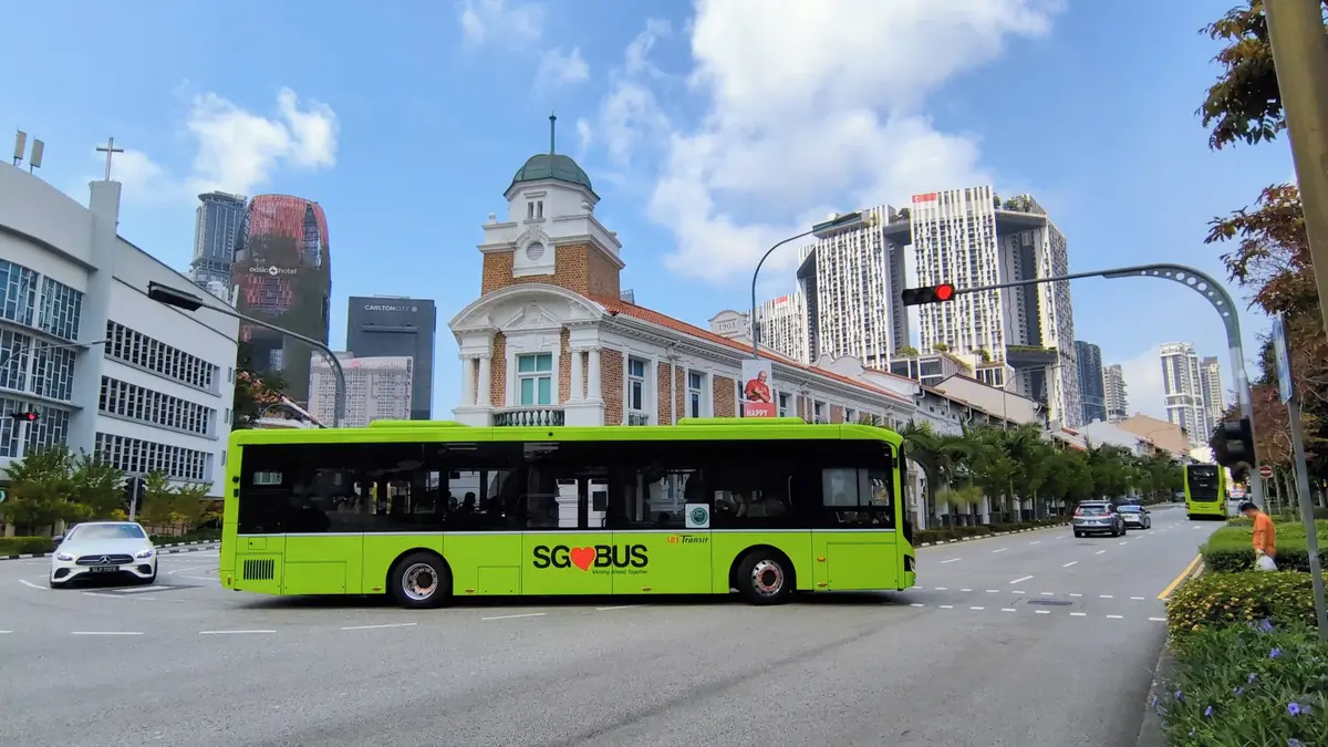 Za hlasitou hudbu v autobuse tučná pokuta. Singapur vytáhl do boje proti nešvarům