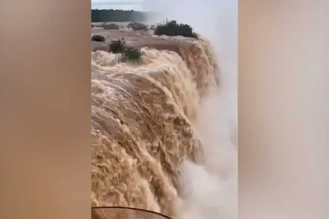 Mohutné vodopády Iguazú se změnily v běsnící živel