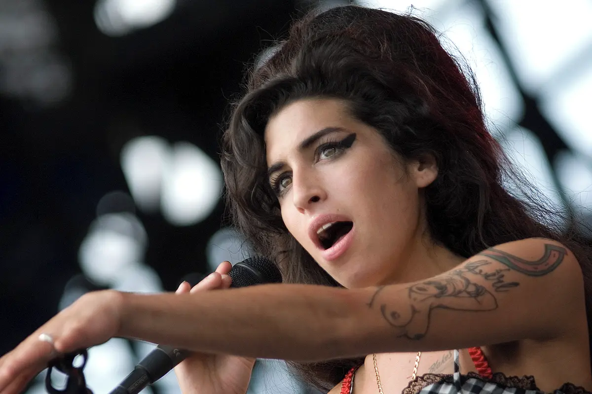 Nejlepší písničku nultých let zpívá Amy Winehouse. Na stupních vítězů jsou i Coldplay a Eminem