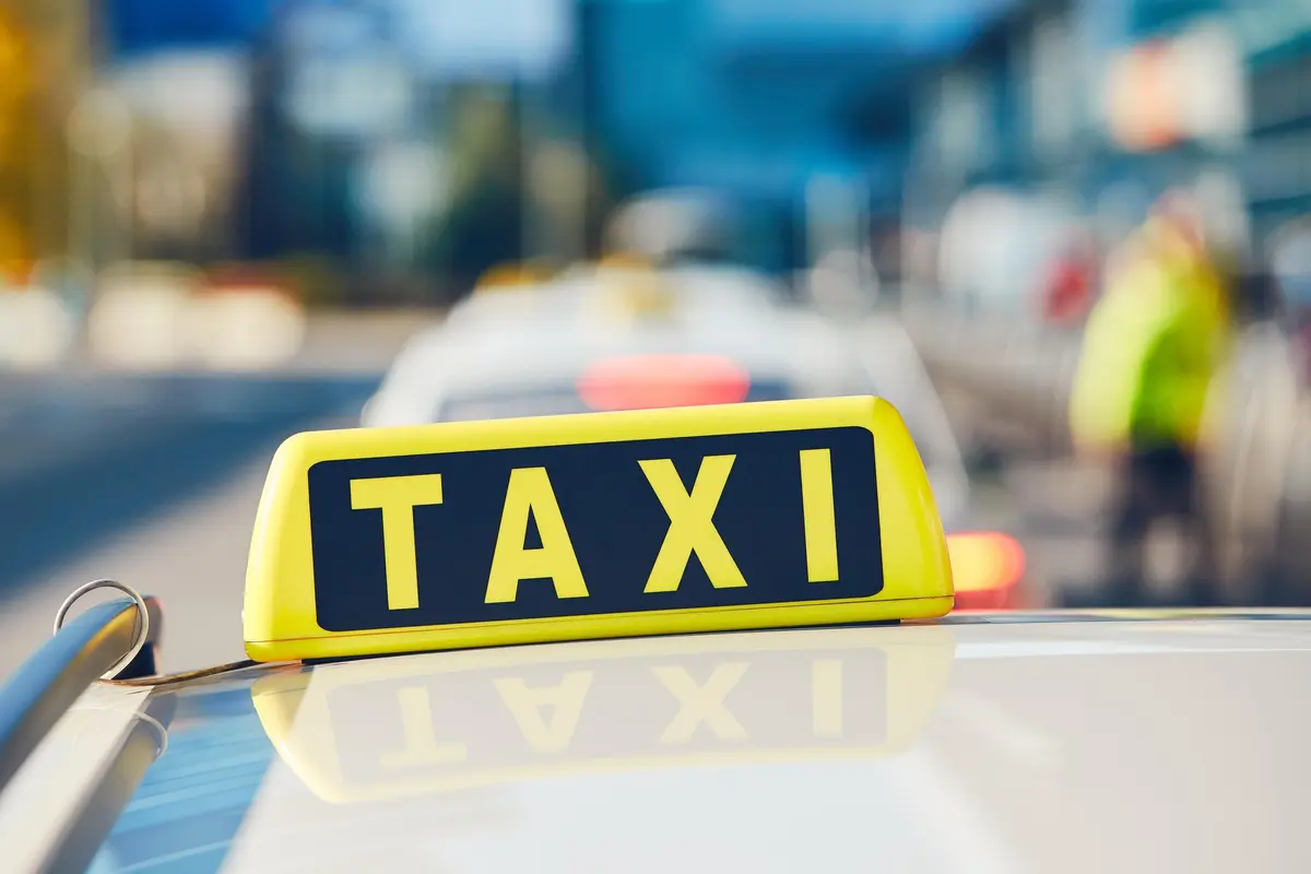 Taxíky bez limitu: Praha zrušila strop pro ceny taxametru, jízda může stát celé jmění