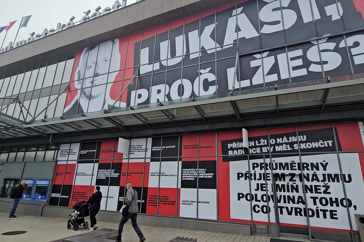 „Lukáši, proč lžeš?“ Obří kontroverzní polep na radnici Prahy 4 přiostřil předvolební boj