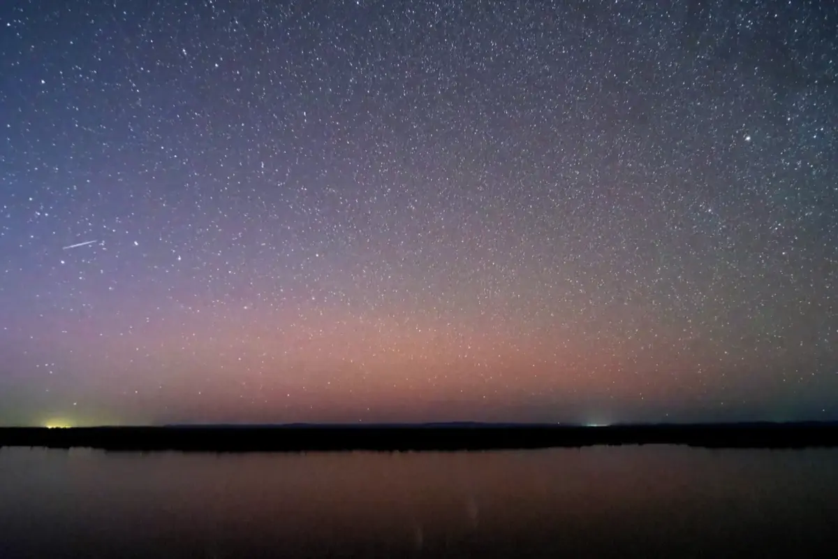 Vzácná souhra na obloze. Nad Čínou se potkala polární záře s meteory