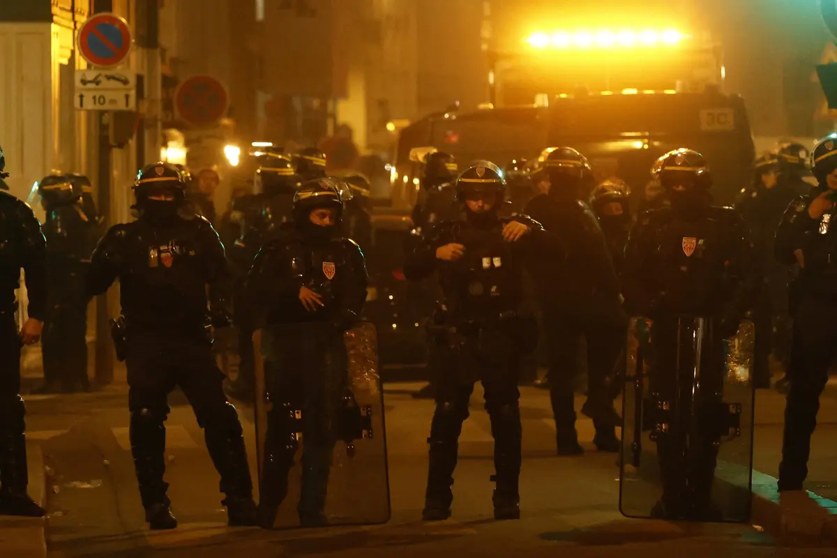 Protesty ve Francii: Policie se po setmění střetla s davem u Elysejského paláce