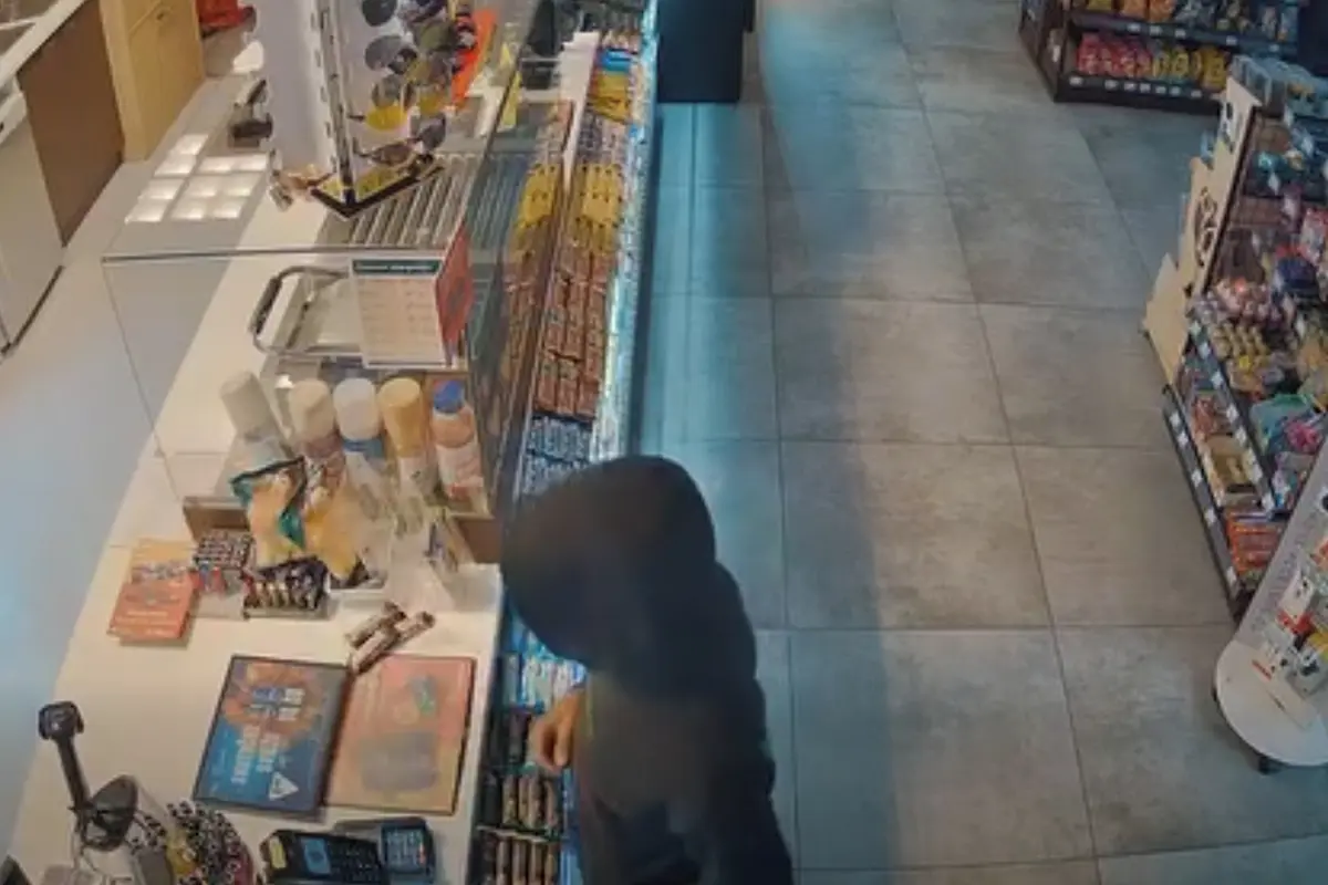 Pracovnice benzínky na Slovensku se postavila zloději a poprala se s ním o kasu. Zachytila to kamera