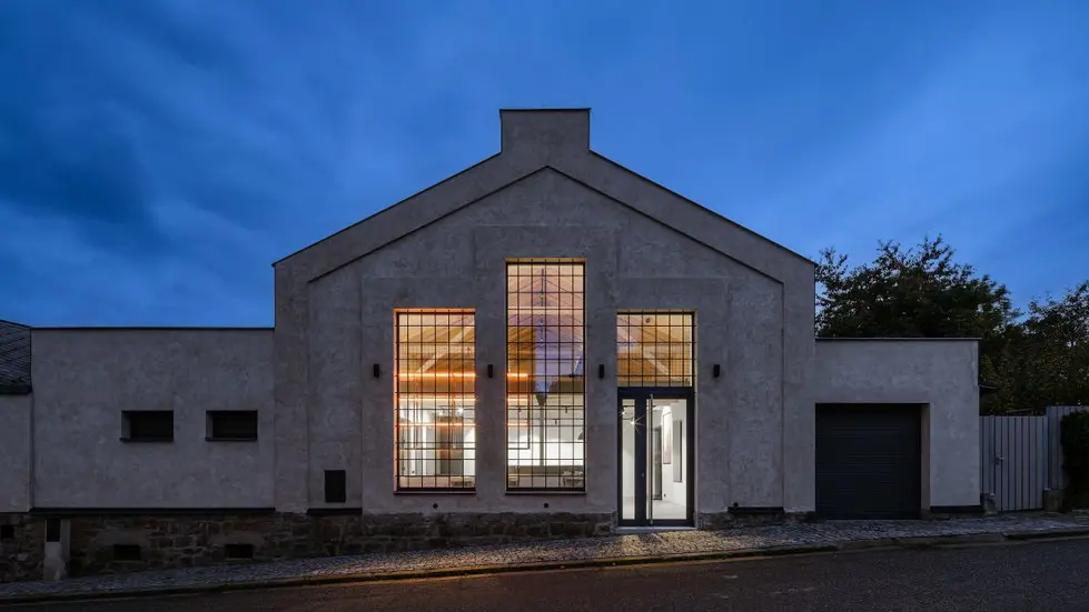 Z lakýrnické dílny v Humpolci je víceúčelový prostor s vinným barem, galerií a wellness