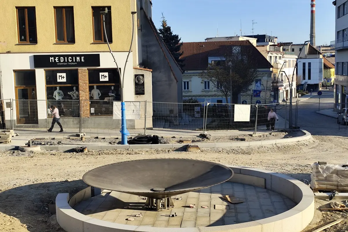 Ostuda a zklamání. Moderní řešení fontány ve Strakonicích budí u místních emoce