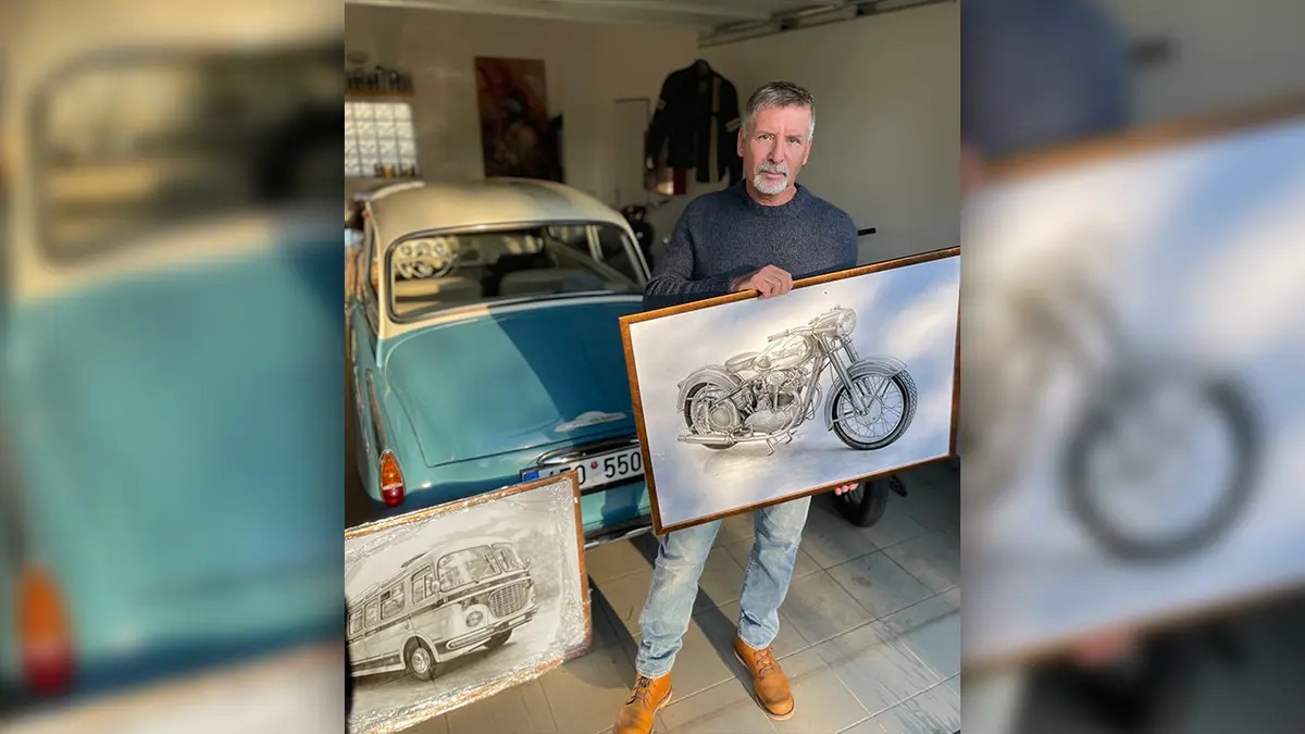 Ilustrátor vzdal kalendářem hold ikonickým autům a motorkám z časů Československa