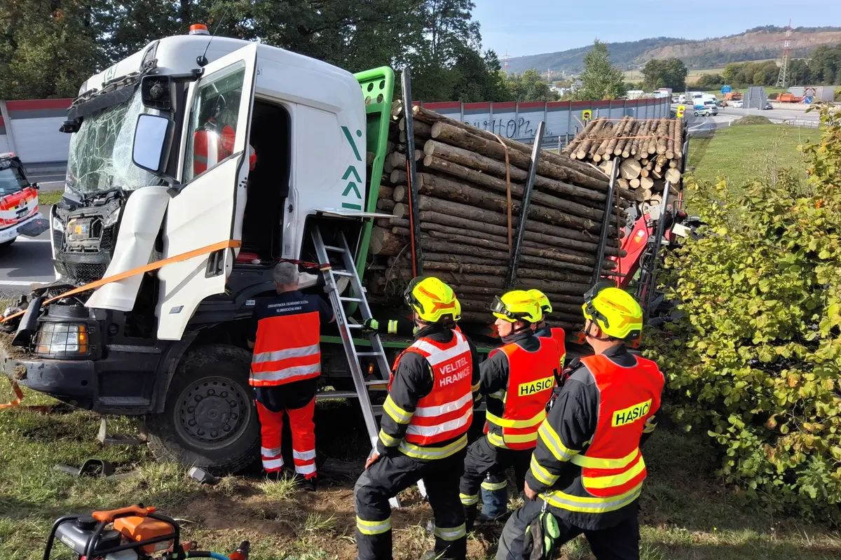 Řidič kamionu se dřevem se vyhnul jinému autu. Skončil v nemocnici s vážnými zraněními