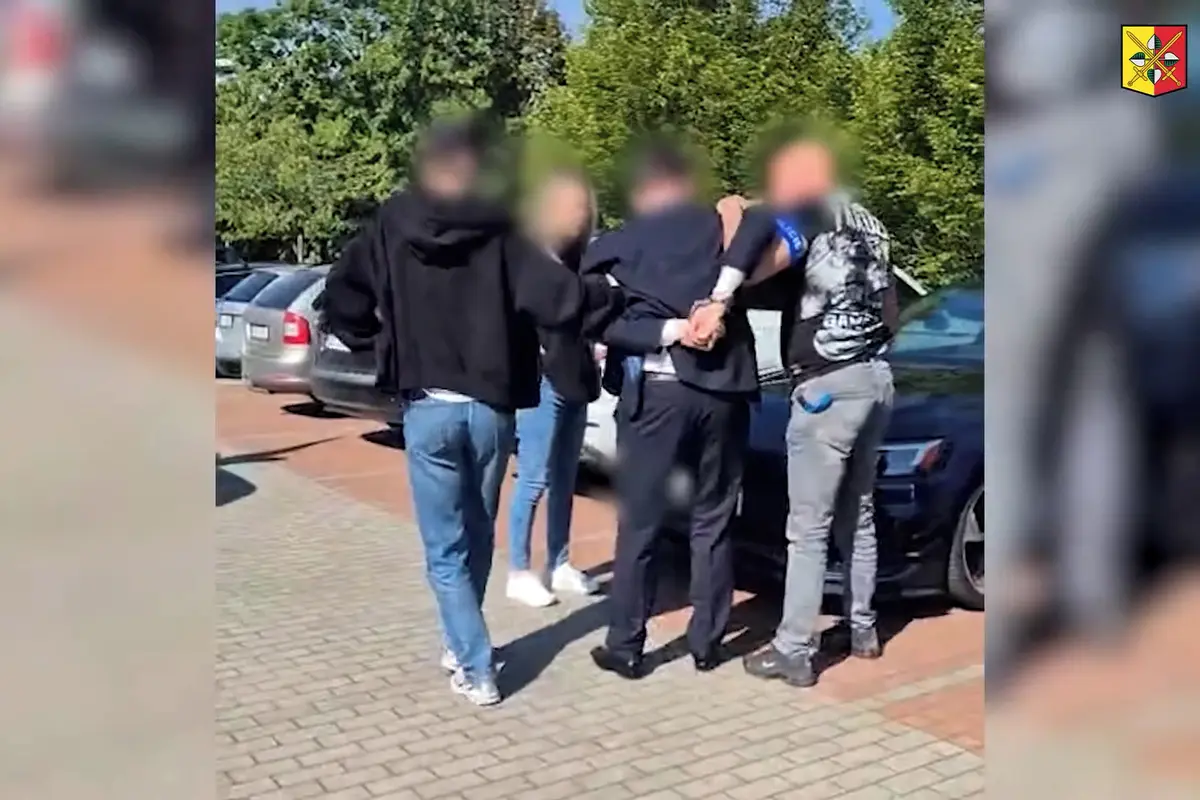 Studoval, školil podvodníky, vydělal miliony. Policie ho zadržela v den státnic