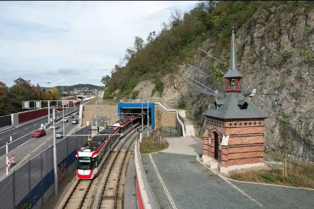 Seniorka v Brně si to namířila přímo do tramvajového tunelu, provoz museli zastavit