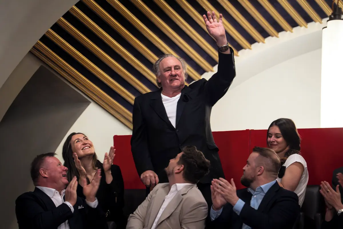 Michal David pořádá pražský koncert odsouzeného Gérarda Depardieua. Ve Francii stejné akce zrušili