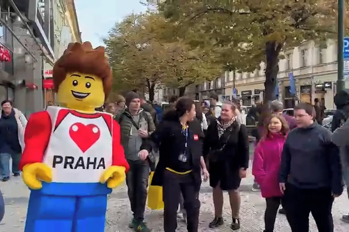 Lidé stojí v Praze nekonečnou frontu kvůli nové prodejně Lego