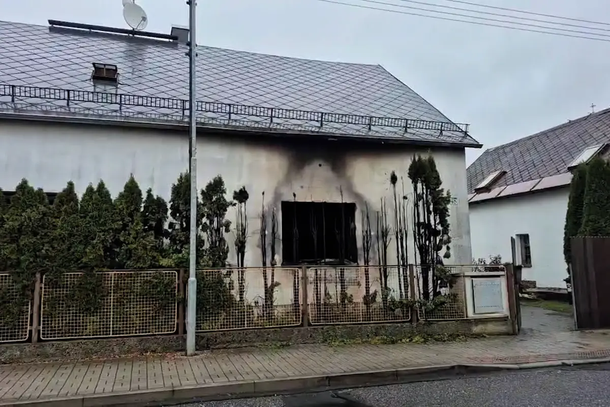 Při nočním požáru rodinného domu na Chebsku uhořel třináctiletý chlapec