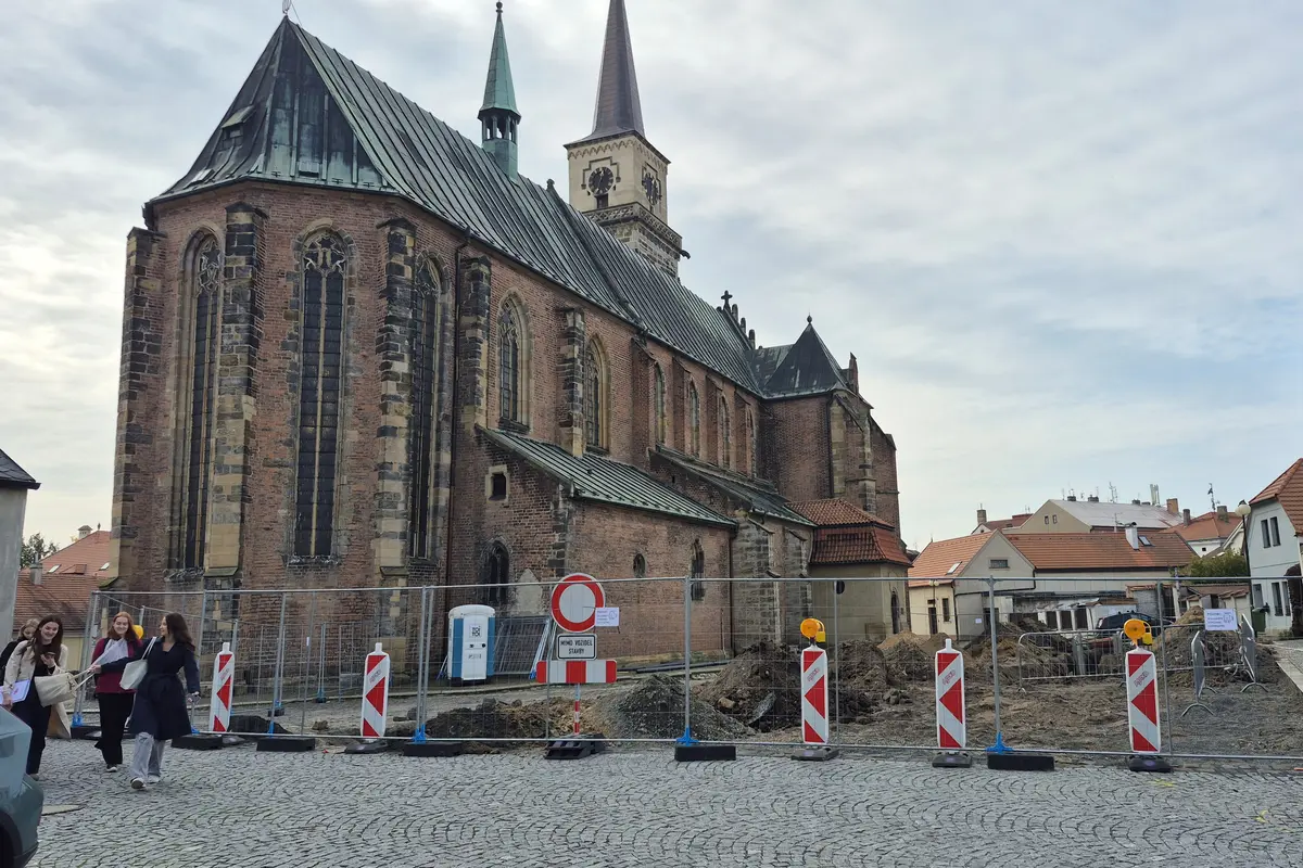 Bagry ohrožují archeologické nálezy v Nymburce, tvrdí historik. Město se brání