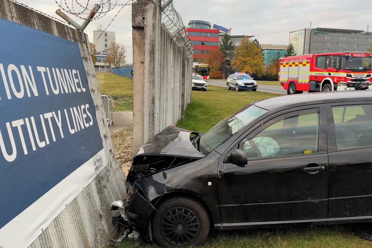 Řidička autem probourala betonový plot u letištní plochy na Ruzyni