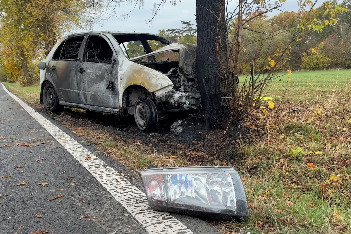 Opilý řidič u Prahy naboural do stromu. Auto začalo hořet
