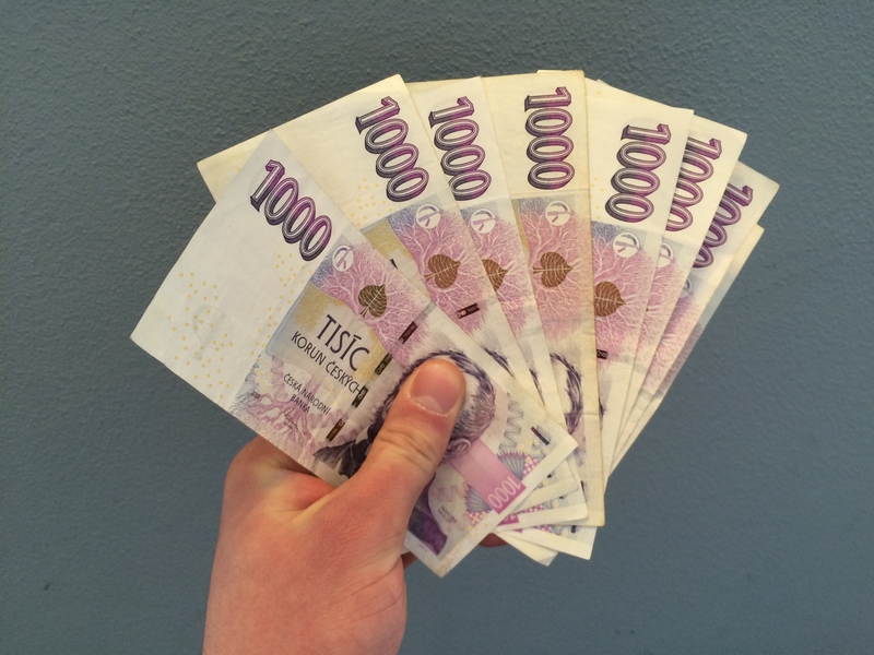 Senior odevzdal neznámému kurýrovi pět milionů. Věřil reklamě na internetu 