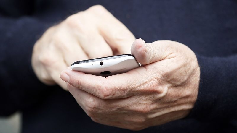 Internet v mobilu má stále více Čechů, roste i objem přenesených dat