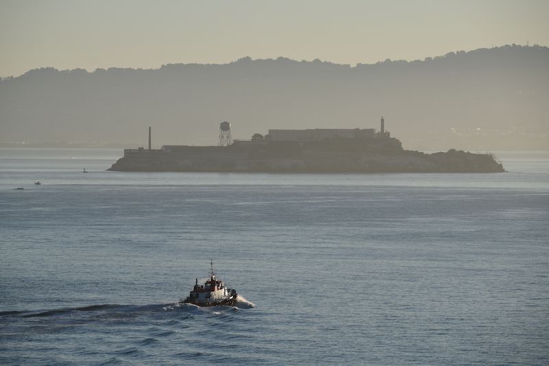 Alcatraz Island v ranním oparu