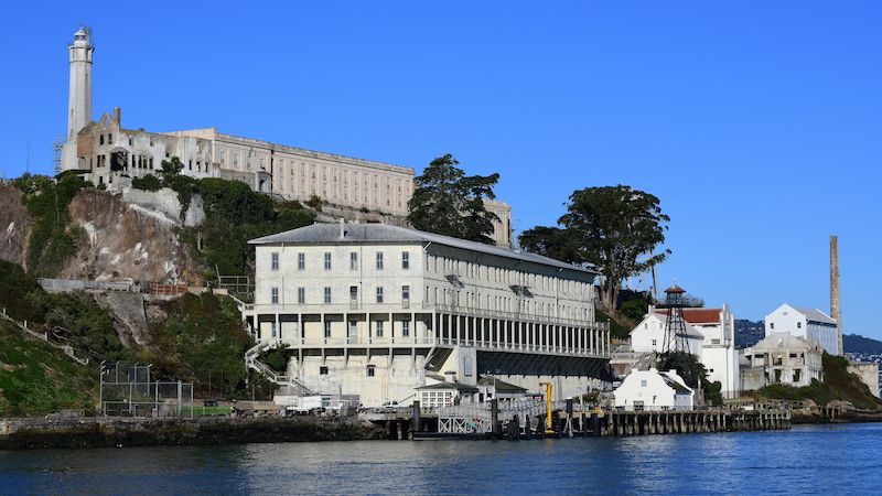 Velikost celého vězeňského komplexu Alcatraz je patrnější, až když dorazíte lodí blíže.