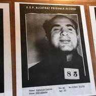 Na snímku uprostřed je nejznámější vězeň Alcatrazu - Al Capone.