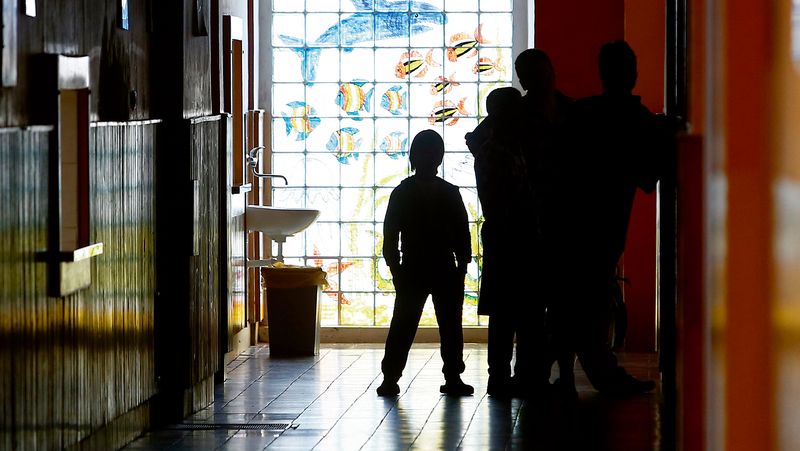 Na vycházkách z ústavu kradou, fetují a znásilňují. Většině mladistvých však ředitelé nemohou v odchodu bránit
