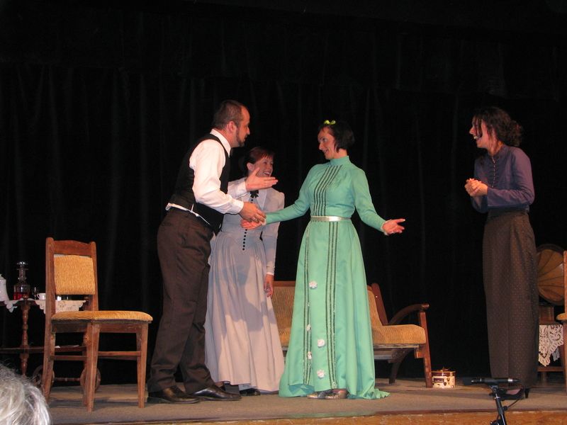 Představení Ryba ve čtyřech se z důvodu počasí muselo odehrát v divadelním sále Domu kultury.