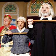 Definitivně poslední, patnáctou hrou dvojice Svěrák–Smoljak je České nebe (2010). Zleva Petr Brukner jako svatý Václav, Miloň Čepelka coby Babička a Zdeněk Svěrák v roli J. A. Komenského