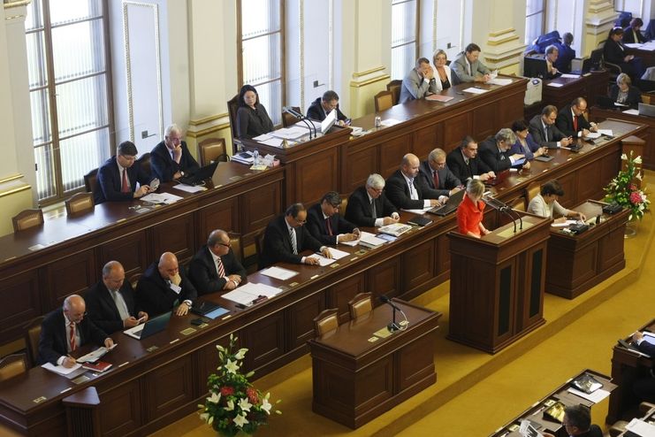 Mimořádné schůze Sněmovny se účastní všichni ministři Rusnokovy vlády.