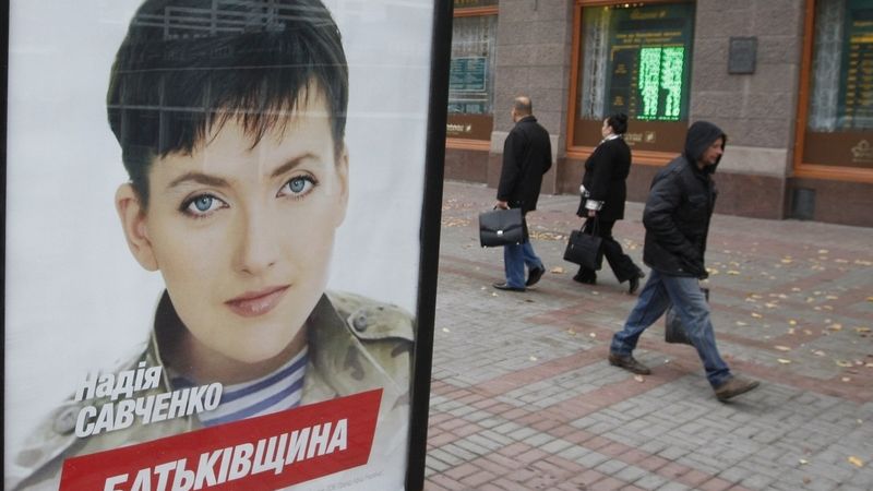 Savčenková na předvolebním plakátu na sobě měla stejný oděv jako ten, v němž byla zdržena 
