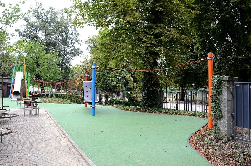 Nové dětské hřiště za radniční věží v Ostravě. Průlezky a zpevněný gumový povrch. 9.8.2013