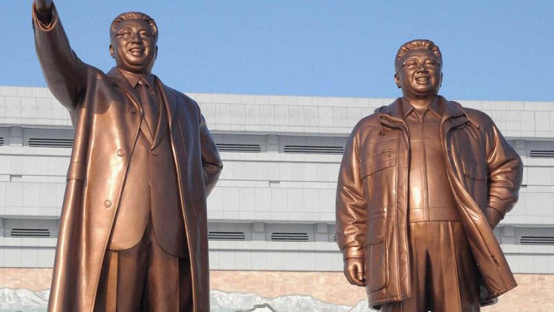 Sochy Kim Ir-sena (vlevo) a Kim Čong-ilav Pchjongjangu